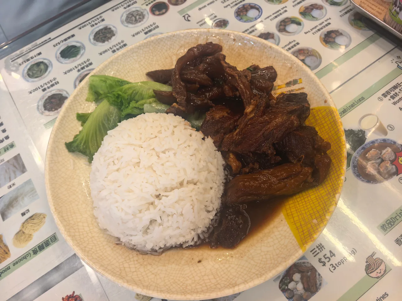 牛筋牛腩、白饭与青菜组成的一餐
