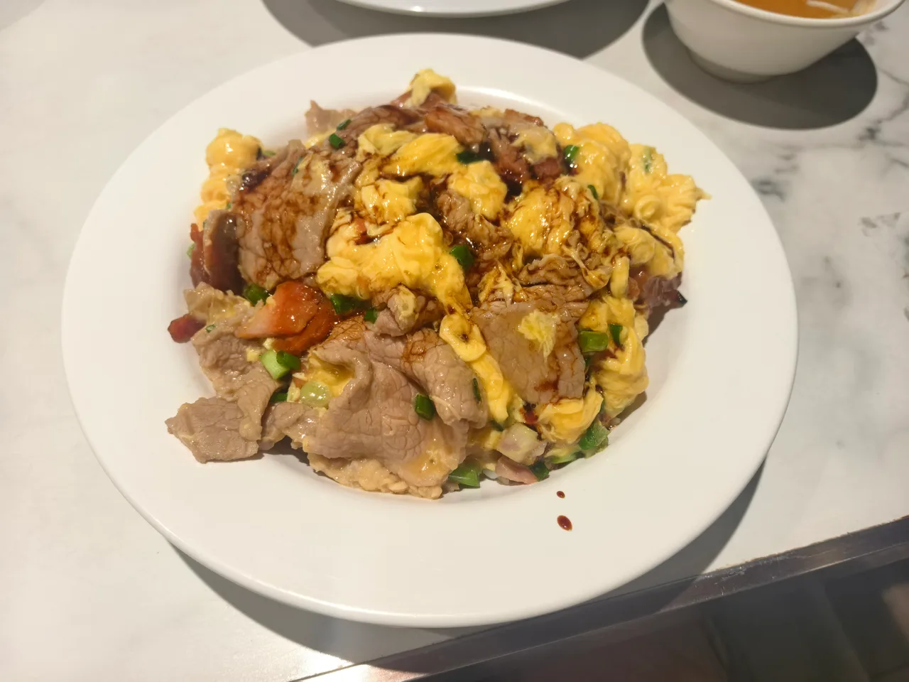 一盘牛肉滑蛋饭