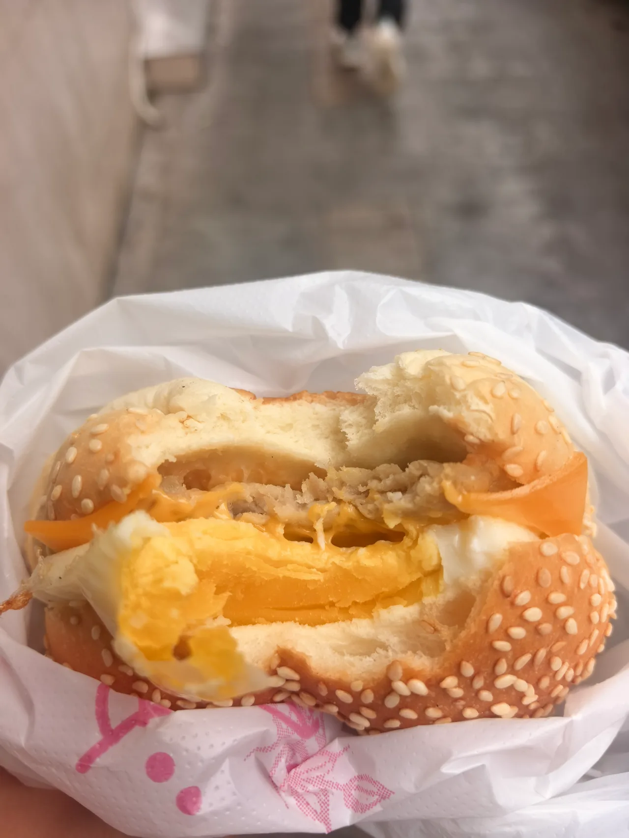 离开香港前买的芝麻猪柳蛋面包，已经咬了一口