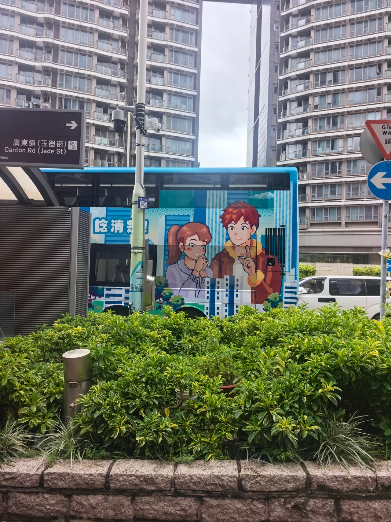 香港街头一辆绘有像素人物的巴士