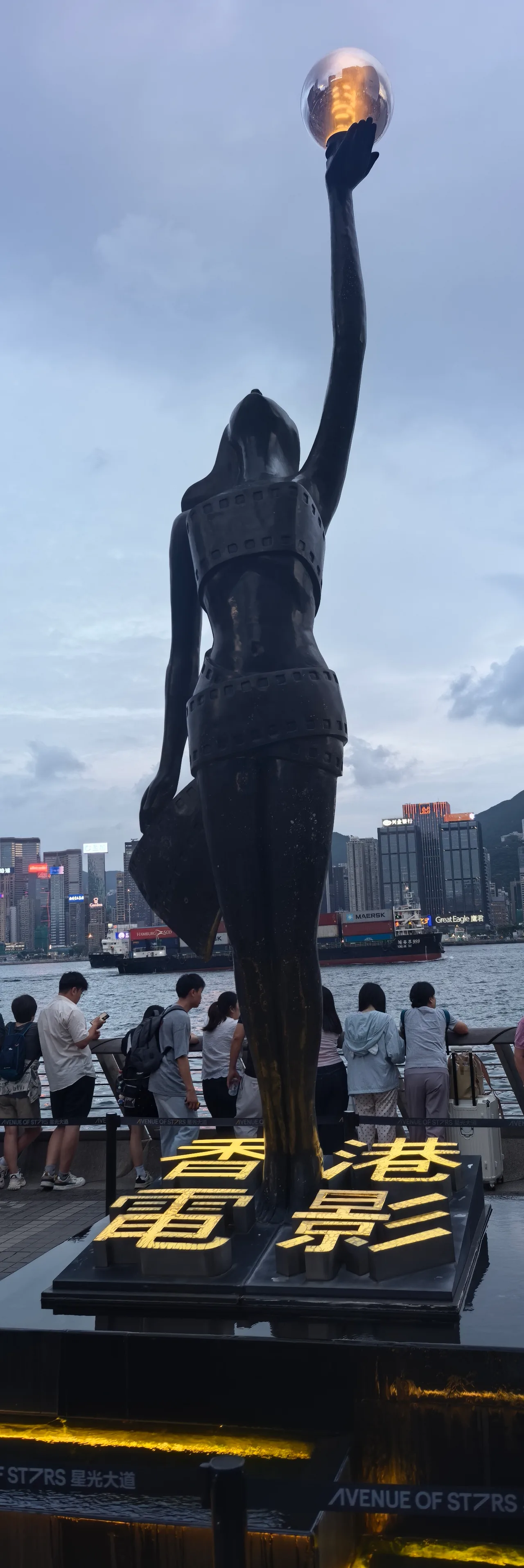 星光大道上的香港电影金像奖女神像，手中的星球刚刚亮起